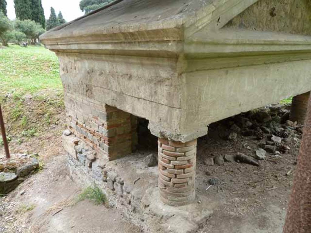 Pompeii Porta Nocera. Tomb 34aEN. May 2010. South-east corner of aedicula on podium.