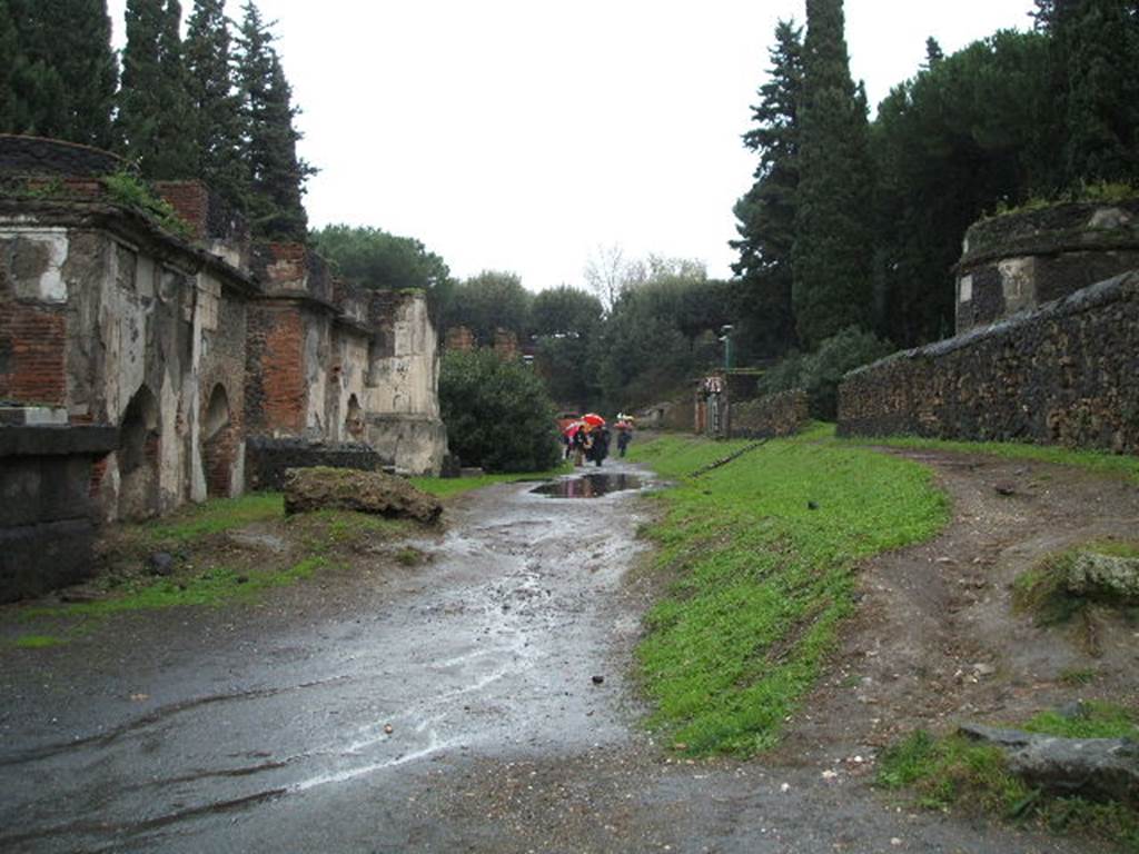 Pompeii Via delle Tombe. Tombs on north-east and south-east sides of Via delle Tombe. Looking east from crossroads with Via di Nocera. December 2004.