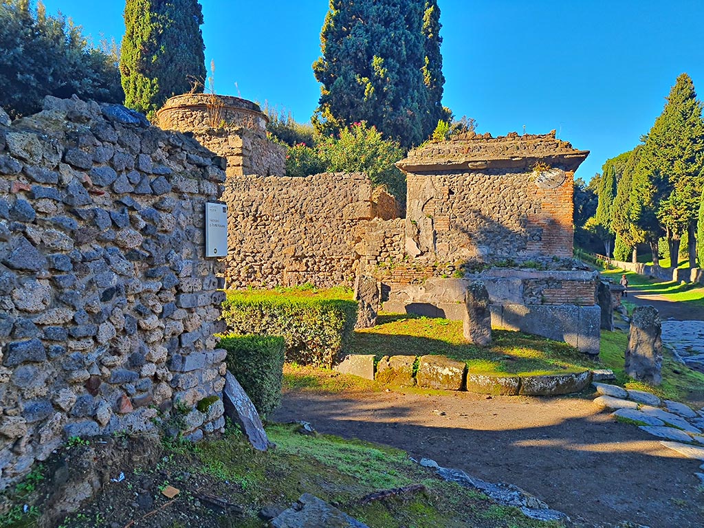 Pompeii Via delle Tombe. October 2024. 
Tomb 1ES, on left, looking west towards crossroads with Via di Nocera. Photo courtesy of Giuseppe Ciaramella.
