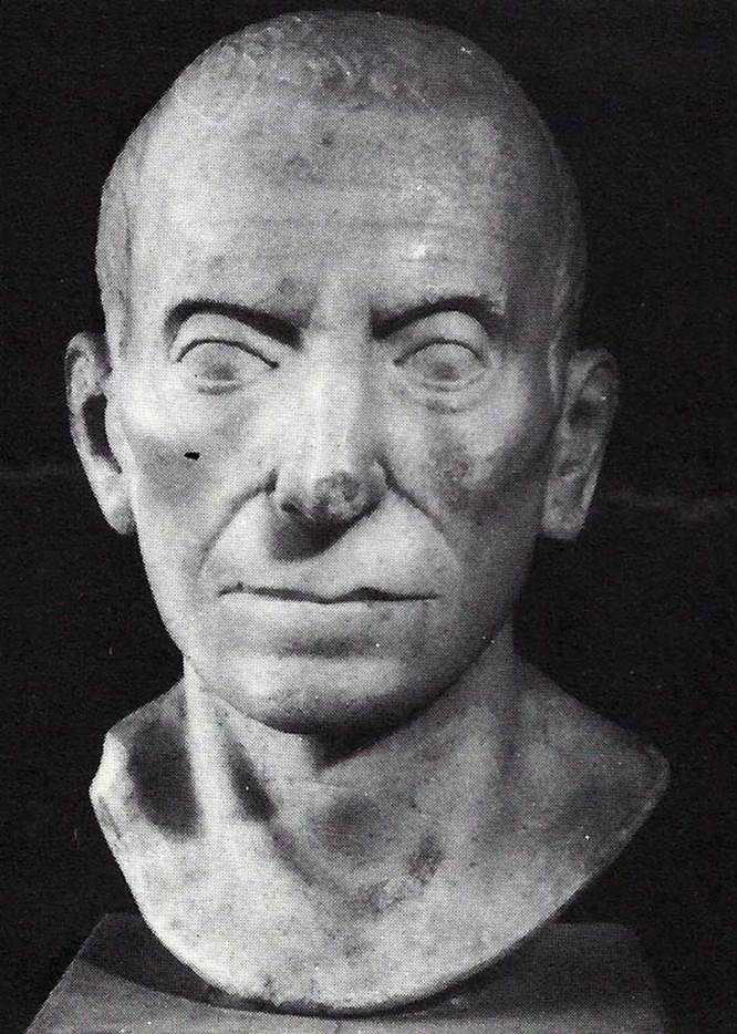 Pompeii Porta Nocera. Tomb 1ES. White limestone bust of an unidentified adult male. SAP inventory 10942.
De Caro describes this as a bust of an adult male with marked features; wrinkles on the forehead and on the sides of the eyes; hair styled in curved, pointed strands.
See D’Ambrosio, A. and De Caro, S., 1983. Un Impegno per Pompei: Fotopiano e documentazione della Necropoli di Porta Nocera. Milano: Touring Club Italiano. (1ES).