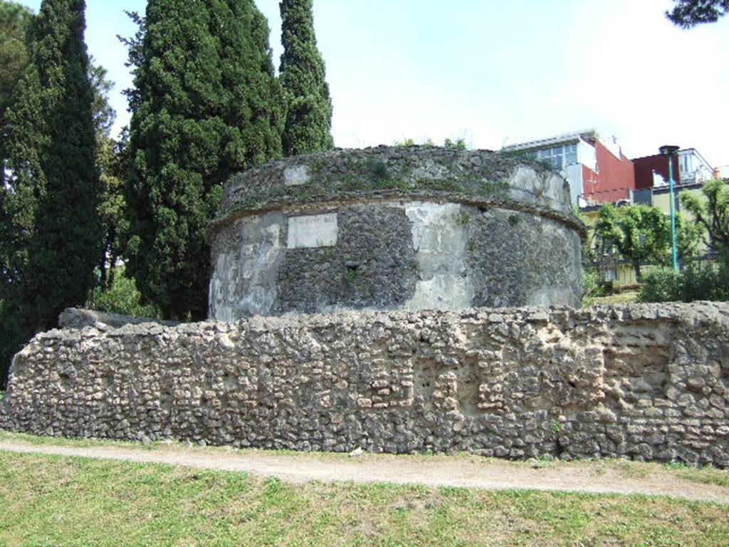 Pompeii Porta Nocera. May 2006. Tomb 3ES, of Veia Barchilla and Numerius Agrestinus Equitius Pulcher, on south side of Via delle Tombe. Pulcher.