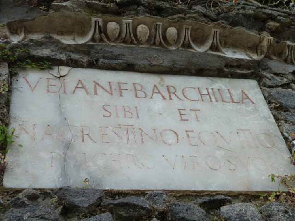 Pompeii Porta Nocera. May 2010. Tomb 3ES, white marble plaque, with decorative stucco above. 
The Latin inscription reads:
VEIA N(umeri) F(ilia) BARCHILLA
SIBI ET
N(umerio) AGRESTINO EQVITIO
PVLCHRO VIRO SVO.
