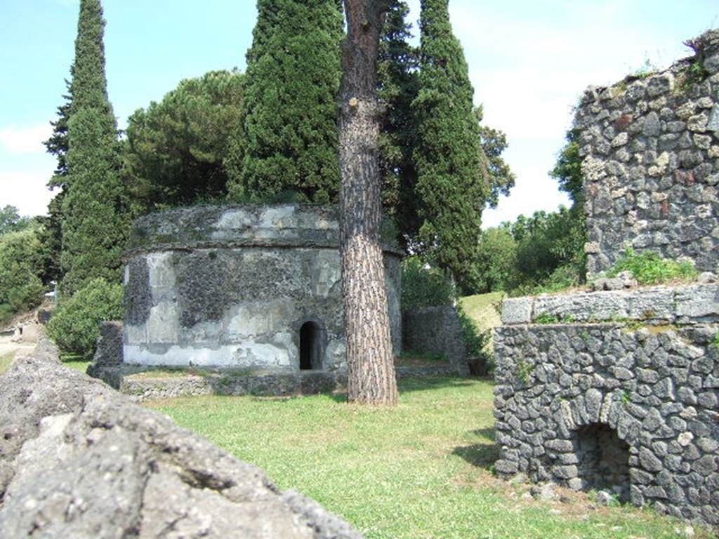 Pompeii Porta Nocera. Looking east towards 3ES on left, from near 1ES on right. May 2006. A columella was found to the north east of 1ES. This had the inscription 
HALO 
FILIO  P(ater).
This could not necessarily be attributed to either 1ES or 3ES.
See D’Ambrosio, A. and De Caro, S., 1983. Un Impegno per Pompei: Fotopiano e documentazione della Necropoli di Porta Nocera. Milano: Touring Club Italiano.  (3ES).