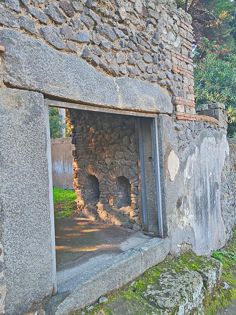 Pompeii Porta Nocera. October 2024. 
Tomb 5ES. Doorway with niches on west side of entrance passage. Photo courtesy of Giuseppe Ciaramella.