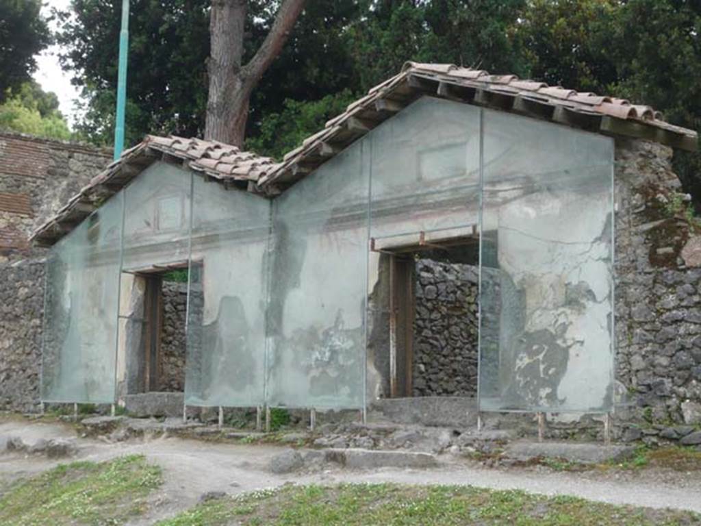 Pompeii Porta Nocera. Tombs 11ES and 9ES. May 2011.
Photo courtesy of Buzz Ferebee.