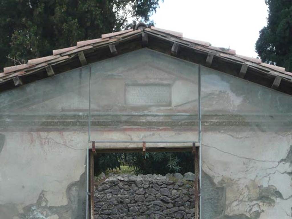 Pompeii Porta Nocera. Tomb 9ES. May 2011.
Triangular top with cornice on all three sides above entrance door.
Photo courtesy of Buzz Ferebee.