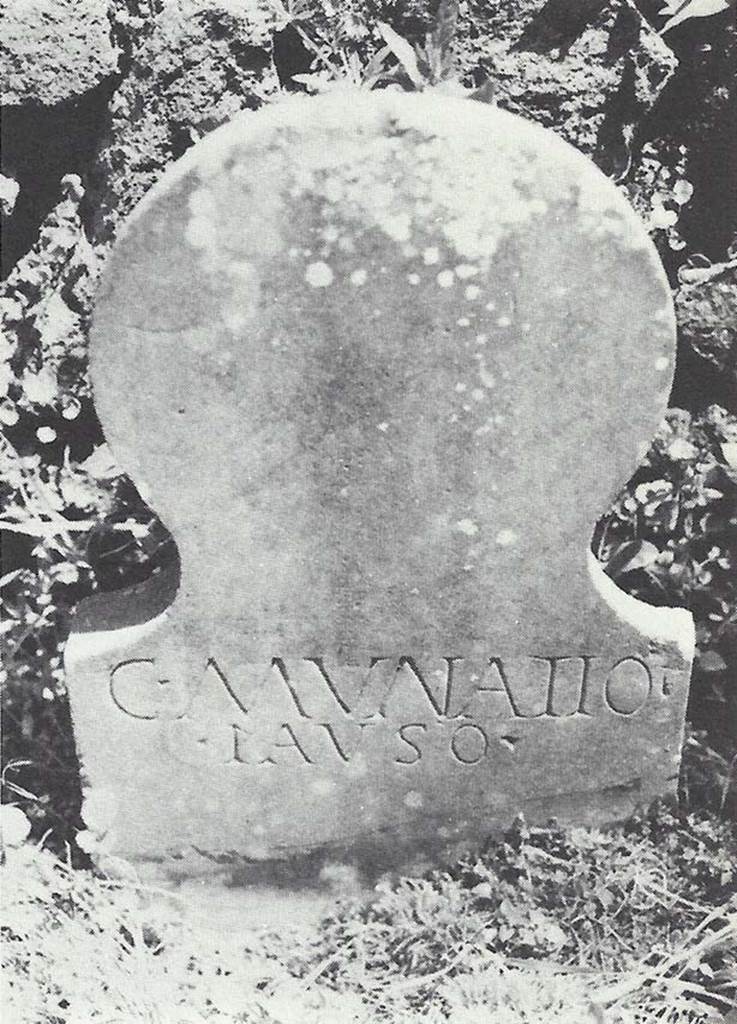 Pompeii Porta Nocera. Tomb 9ES. East wall of the rear enclosure or recinto. Cippus of Caius Munatius Faustus.
Columella with the inscription in two rows C(aius) MVNATIO / FAVSO (sic!).
See D’Ambrosio, A. and De Caro, S., 1983. Un Impegno per Pompei: Fotopiano e documentazione della Necropoli di Porta Nocera. Milano: Touring Club Italiano. (9ES).
