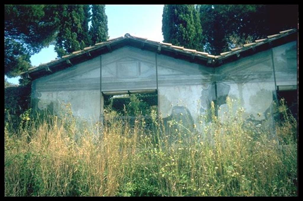 Pompeii Porta Nocera. Tomb 11ES.  Looking south to entrance.
Explored between August and October 1955.
Photographed 1970-79 by Günther Einhorn, picture courtesy of his son Ralf Einhorn.