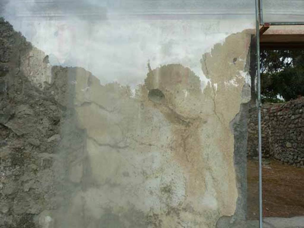 Pompeii Porta Nocera. Tomb 11ES. May 2010. Painted graffiti on east side of entrance doorway.