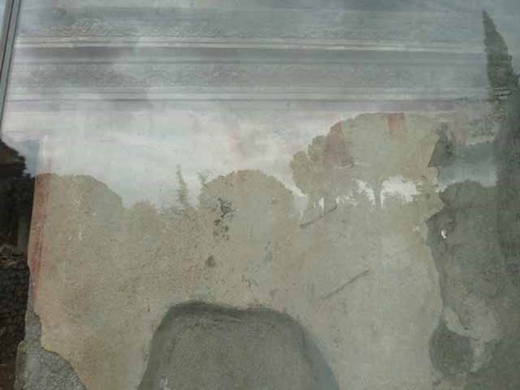 Pompeii Porta Nocera. Tomb 11ES. May 2010. Painted graffiti on west side of entrance doorway.