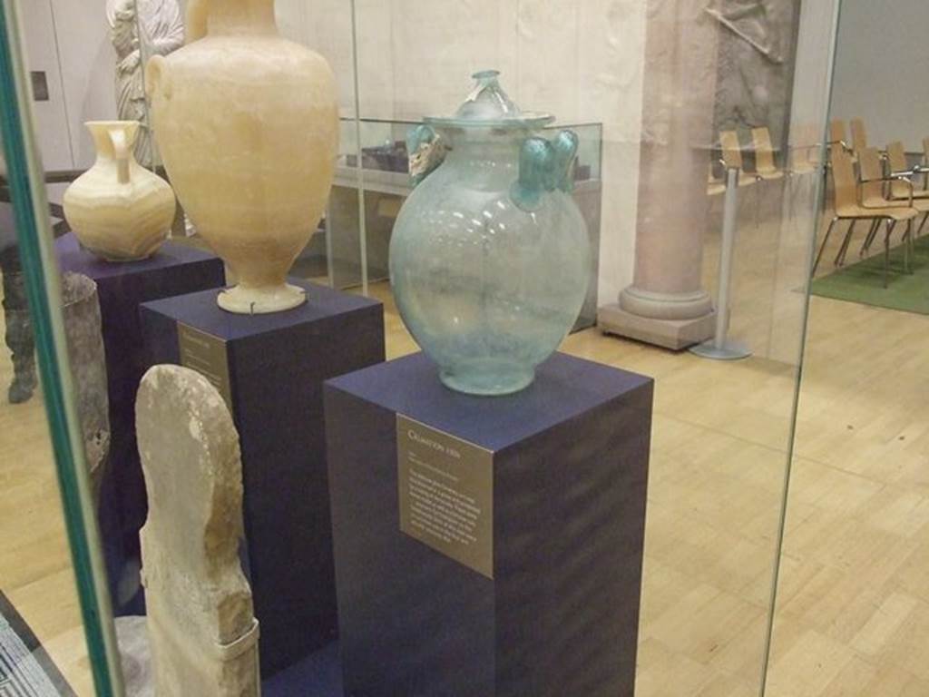 Pompeii Porta Nocera. Tomb 11ES. Double handled glass cremation urn with lid. SAP 59769. Photographed at “A Day in Pompeii” exhibition at Melbourne Museum.  September 2009.
