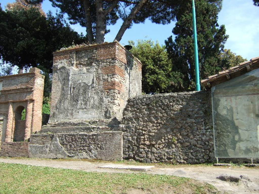 Pompeii Porta Nocera. May 2006.
Tombs 15ES, 13ES and 11ES. Looking south on Via delle Tombe.