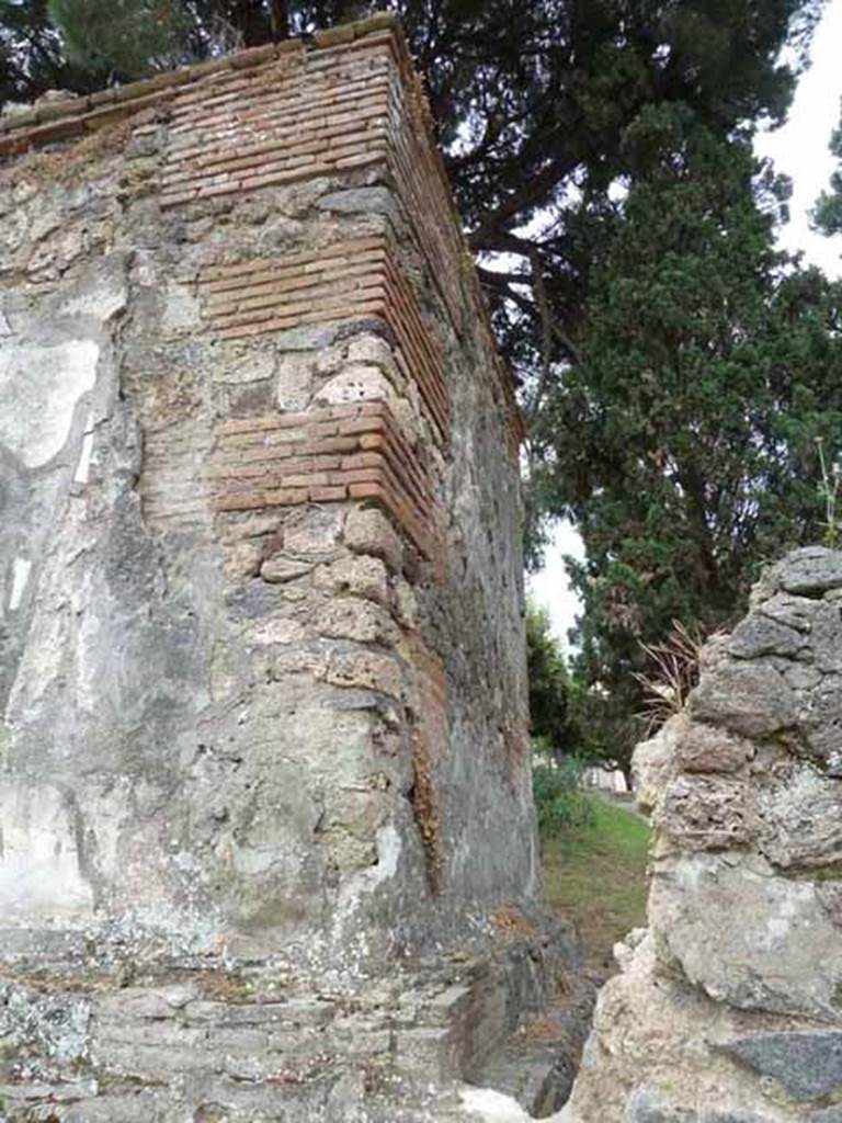 Pompeii Porta Nocera. May 2010.
Tomb 13ES, west wall and the east enclosure wall of Tomb 11ES.