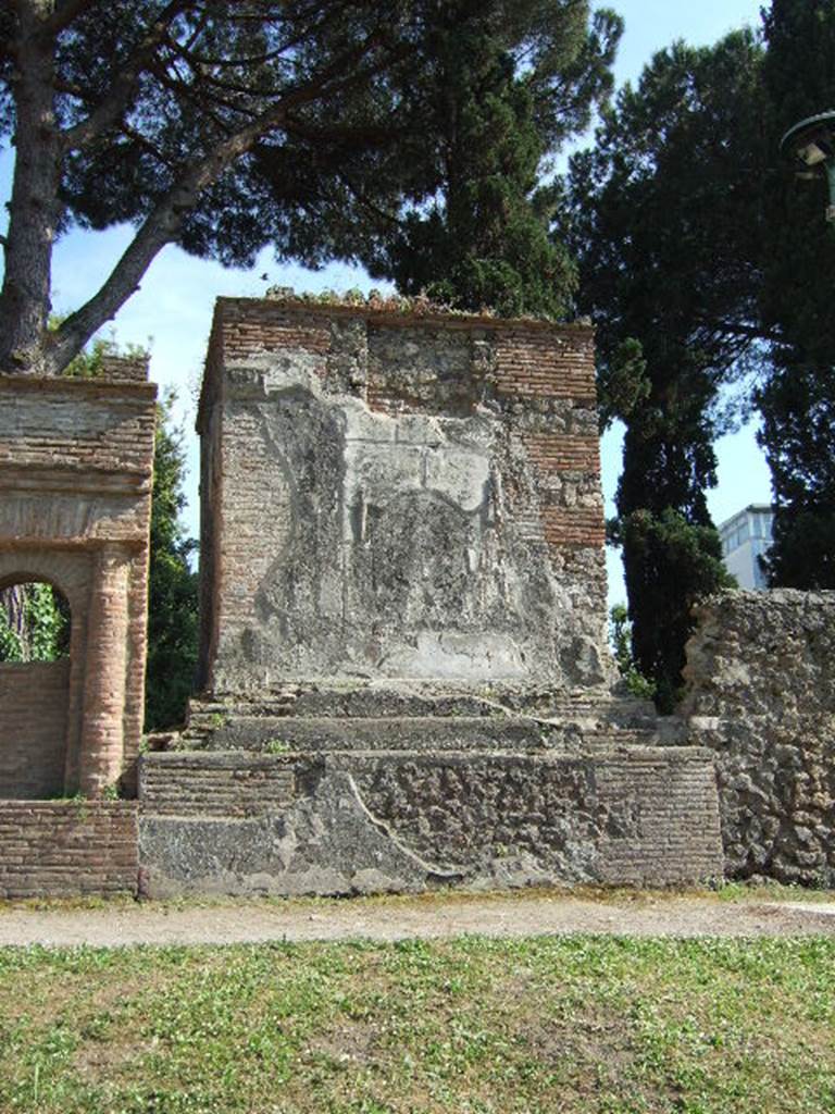 Pompeii Porta Nocera. Tomb 13ES. Tomb of a military man. May 2006.
The realistic decoration had a sword, a round shield and military insignia. 
According to De Caro this indicated it was the tomb of a military man. 
See D’Ambrosio, A. and De Caro, S., 1983. Un Impegno per Pompei: Fotopiano e documentazione della Necropoli di Porta Nocera. Milano: Touring Club Italiano. (13ES).