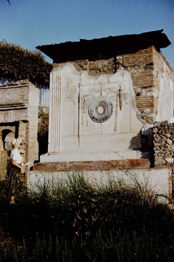 Pompeii Porta Nocera. Tomb 13ES. 1959. Tomb of a military man. Photo by Stanley A. Jashemski.
Source: The Wilhelmina and Stanley A. Jashemski archive in the University of Maryland Library, Special Collections (See collection page) and made available under the Creative Commons Attribution-Non Commercial License v.4. See Licence and use details.
J59f0364