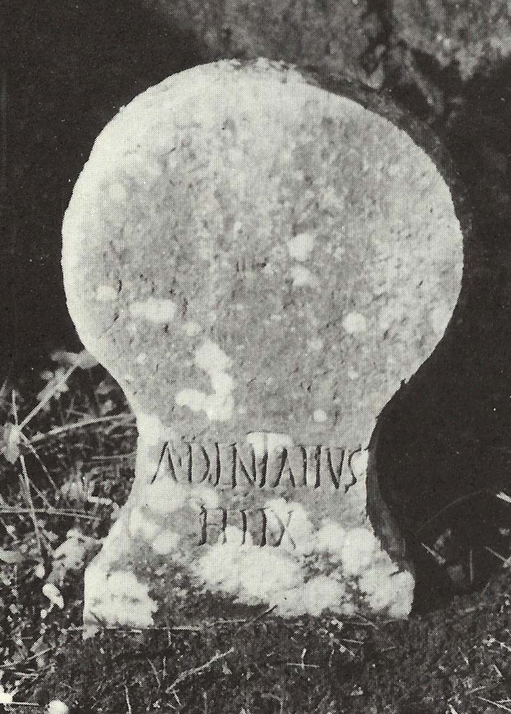 Pompeii Porta Nocera. Tomb 15ES. Compact white limestone columella  of Aulus Dentatius Felix.
This has the inscription A(ulus) DENTATIVS FELIX
See D’Ambrosio, A. and De Caro, S., 1983. Un Impegno per Pompei: Fotopiano e documentazione della Necropoli di Porta Nocera. Milano: Touring Club Italiano. (15ES).