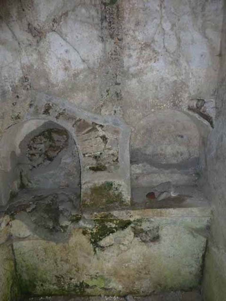 Pompeii Porta Nocera. Tomb 17ES. Niches on west wall. May 2010.