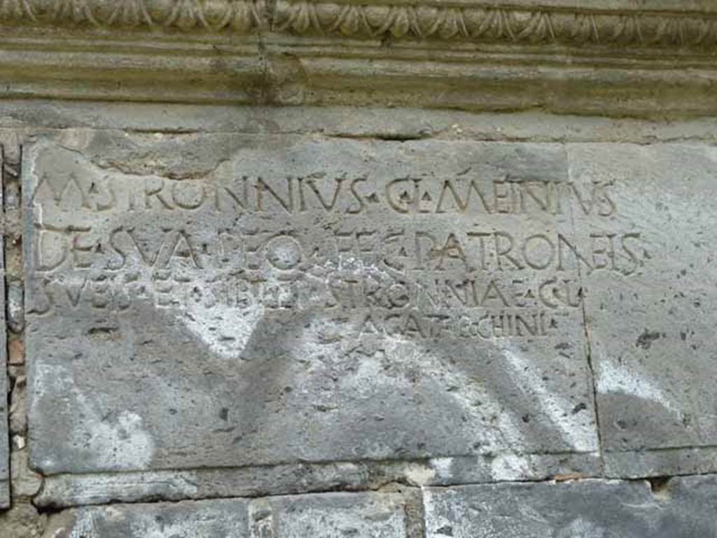 Pompeii Porta Nocera. Tomb 31OS. May 2010. Inscription cut on west side of the front.
M(arcus) STRONNIVS C(ai) L(ibertus) MEINIVUS
DE SVA PEQ(unia) FEC(it) PATRONEIS
SVEIS ET SIBI ET STRONNIAE C(ai) L(ibertae)
ACATARCHINI.