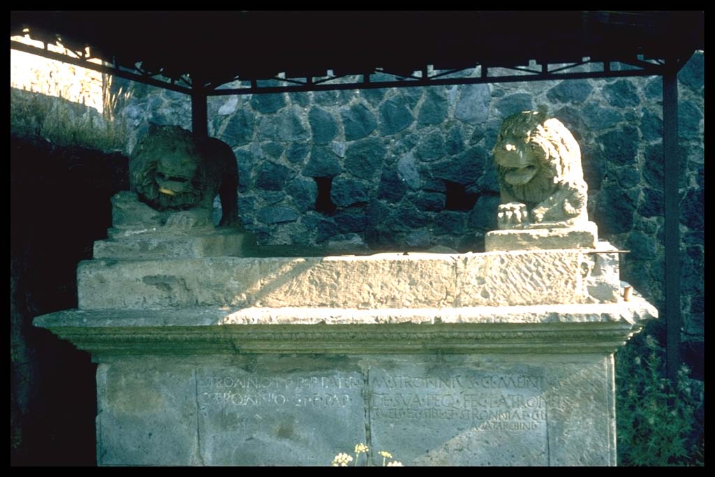 Pompeii Porta Nocera. Tomb 31OS. Tomb of the Stronnii.
Photographed 1970-79 by Günther Einhorn, picture courtesy of his son Ralf Einhorn.