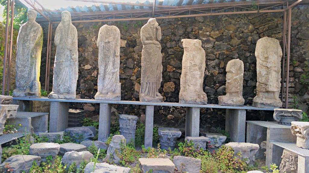 Pompeii Porta Nocera. 2016/2017. 
Items found in or near the tombs, on display on south side of Via delle Tombe. Photo courtesy of Giuseppe Ciaramella.