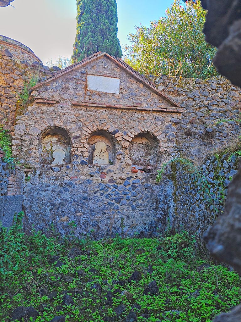 Pompeii Porta Nocera. October 2024. 
Looking south to Tomb 5OS. Tomb of Aulus Clodius Iustus and the Clodii. Photo courtesy of Giuseppe Ciaramella.