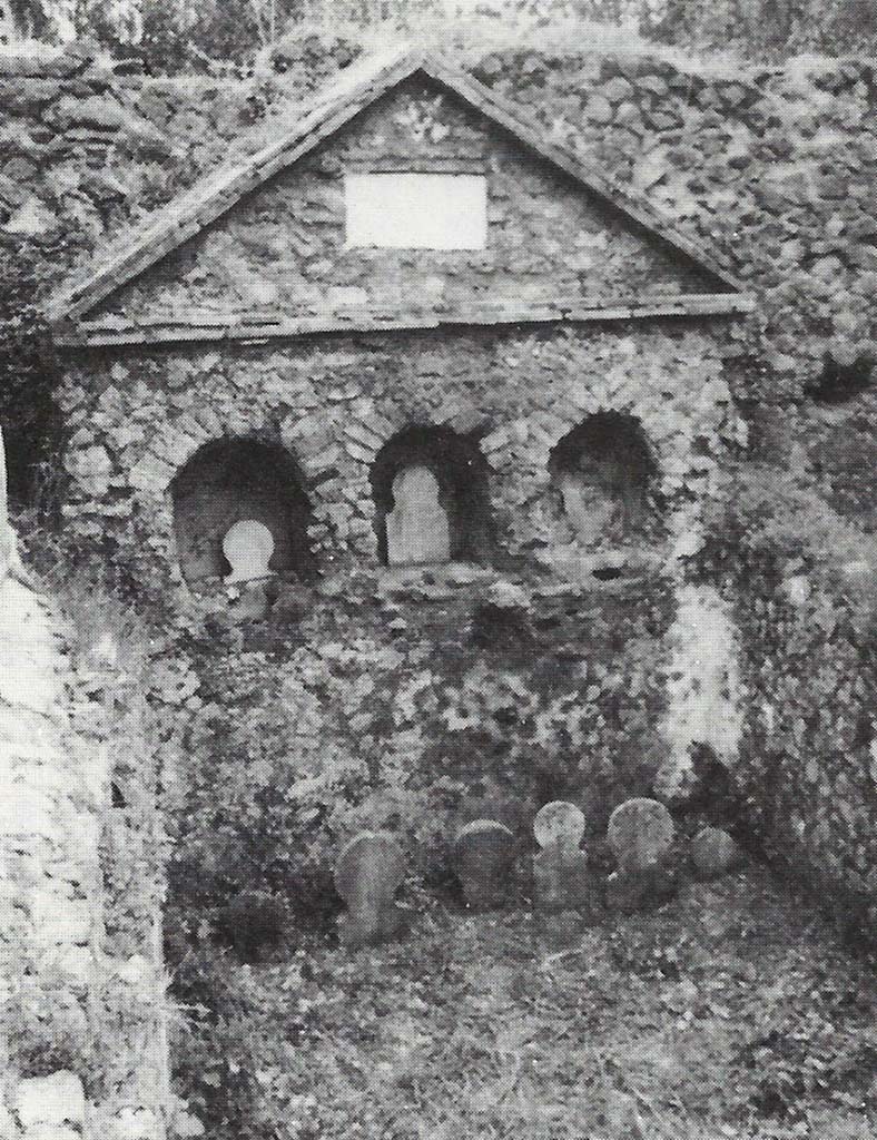 Pompeii Porta Nocera. Tomb 5OS. In addition to the marble plaque, eight columelle were found against the south wall of the enclsure. 
Five had inscriptions -
CLODIAE / A(uli) F(iliae) / SACERDOTI / P(ublicae).
CLODIA G(aiae) L(iberta) / NIGELLA PORCAR(ia) / PVBLICA.
A(ulus) CLODIVS / G(aiae) L(ibertus) FAVSTVS.
A(ulus) CLODIVS A(uli) F(ilius) / POMPEIANVS.
LVCIDVS / VIX(it) Ann(is) V.
See D’Ambrosio, A. and De Caro, S., 1983. Un Impegno per Pompei: Fotopiano e documentazione della Necropoli di Porta Nocera. Milano: Touring Club Italiano. (5OS).