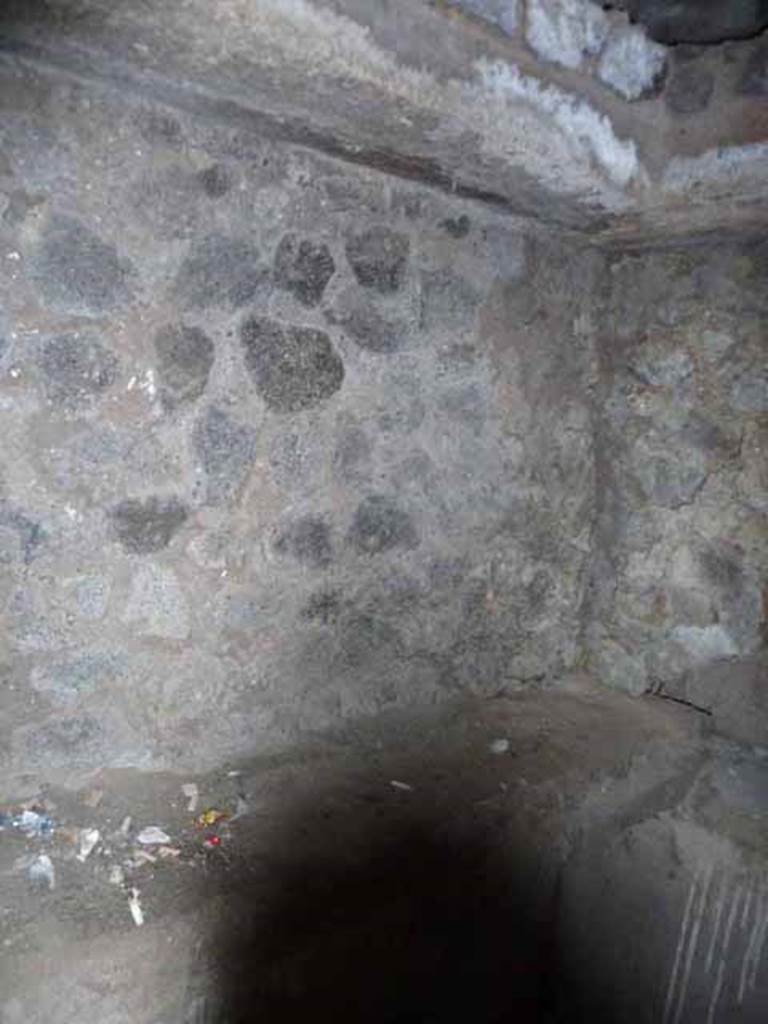 Pompeii Porta Nocera. Tomb 7OS. May 2010. Shelf on south wall.