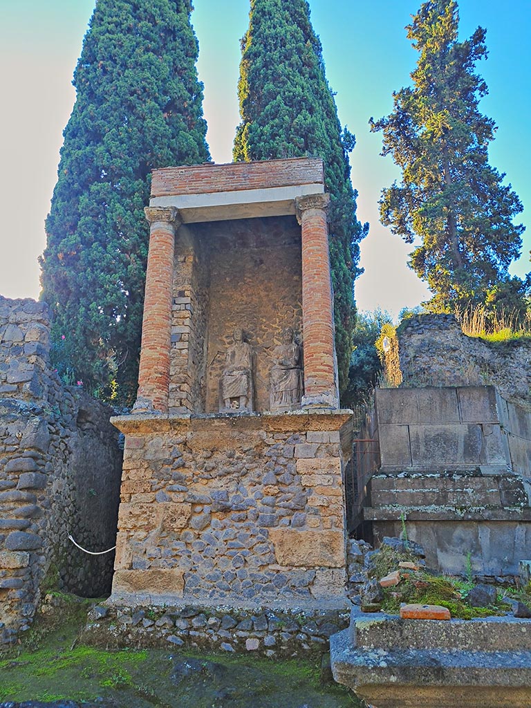 Pompeii Porta Nocera. October 2024.
Tomb 9OS. Looking south towards Tomb of a magistrate? Photo courtesy of Giuseppe Ciaramella.