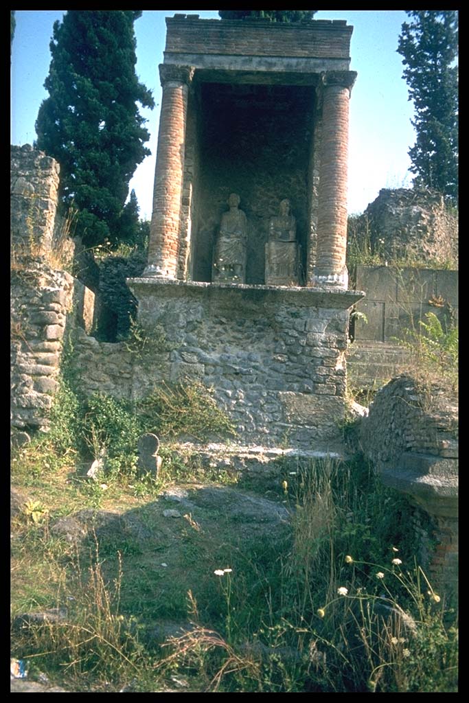 Pompeii Porta Nocera. Tomb 9OS. Tomb of a magistrate? 
Photographed 1970-79 by Günther Einhorn, picture courtesy of his son Ralf Einhorn.