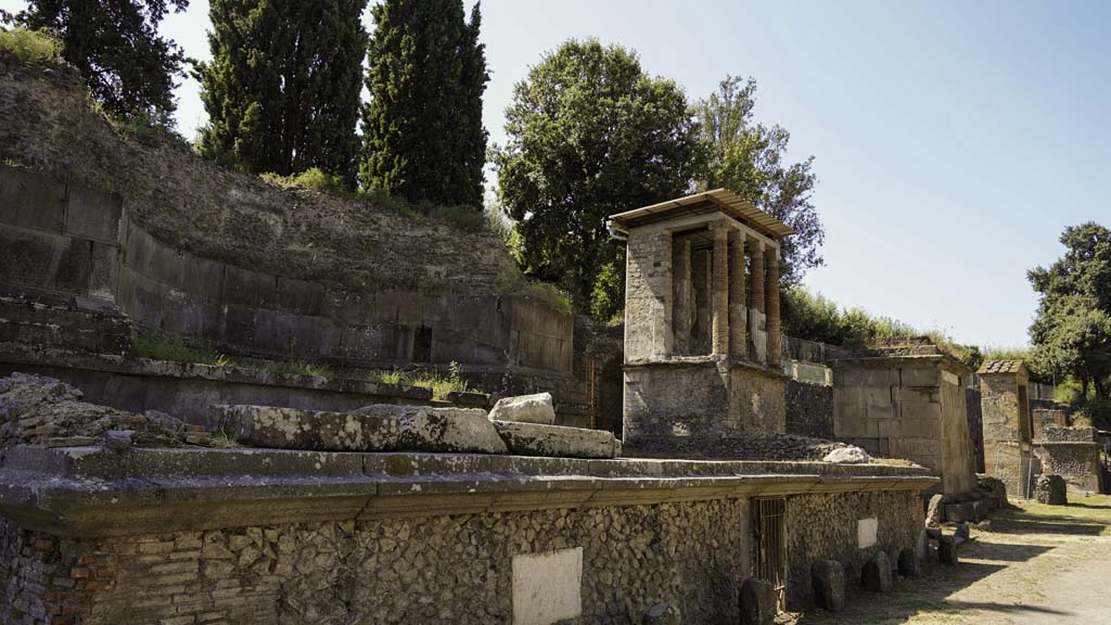 Pompeii Porta Nocera. August 2021. 
Tomb 11OS Tomb of Eumachia, on left, and Tomb 13OS, in centre. Looking south-west on Via delle Tombe. Photo courtesy of Robert Hanson.