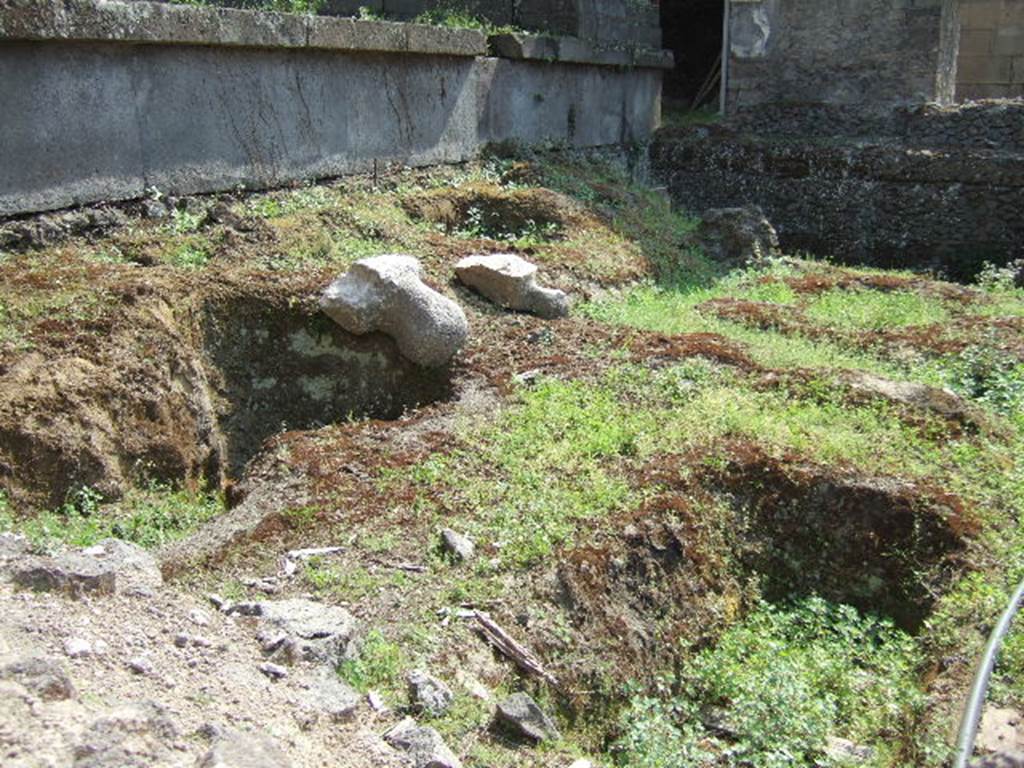 Pompeii Porta Nocera Tomb 11OS. May 2006. Looking south-west along area of terrace.