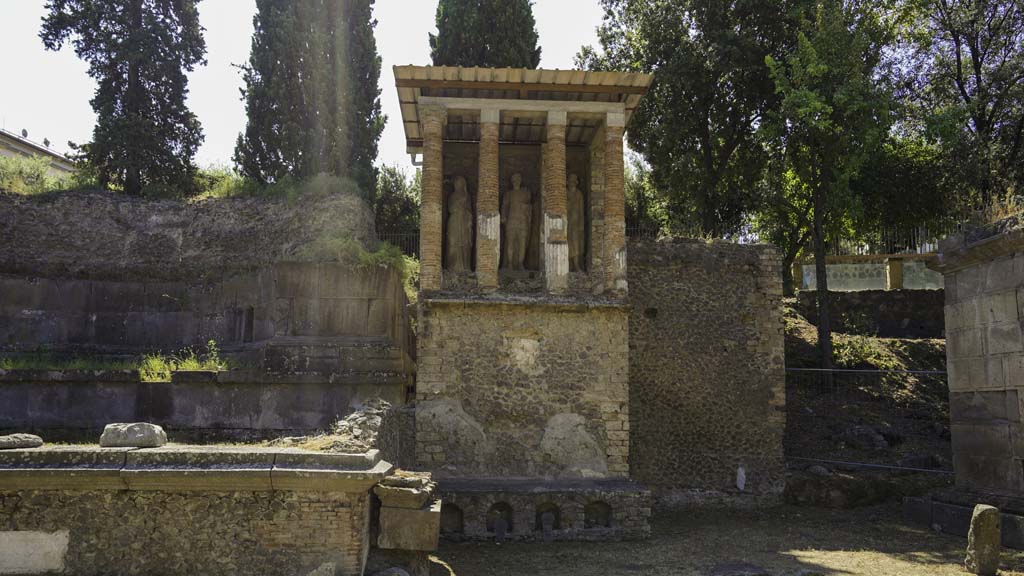 Pompeii Porta Nocera. August 2021. 
Tombs 11OS, west side on the left, and looking south towards 13OS, in the centre. Photo courtesy of Robert Hanson.