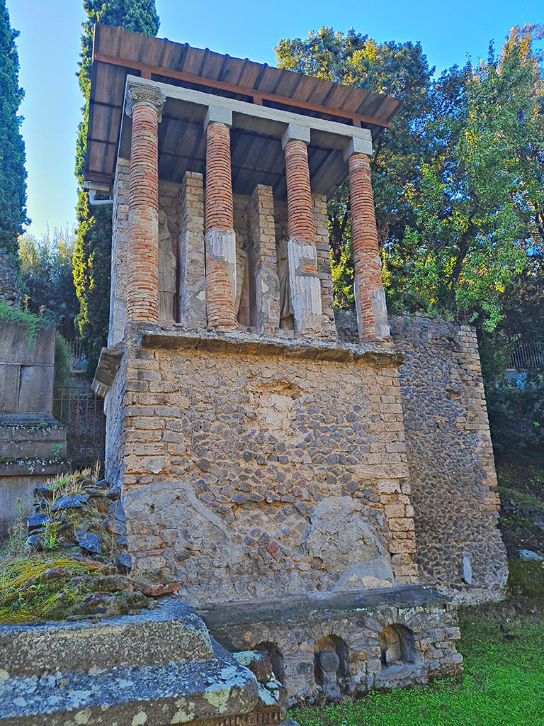 Pompeii Porta Nocera. October 2024.
Tombs 11OS, west side on the left, and looking towards 13OS, on the right. 
Photo courtesy of Giuseppe Ciaramella.