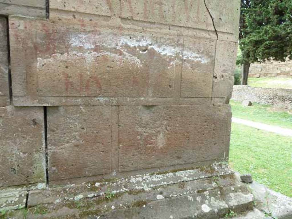 Pompeii Porta Nocera. Tomb 17OS. May 2010. Lower north end of east side.