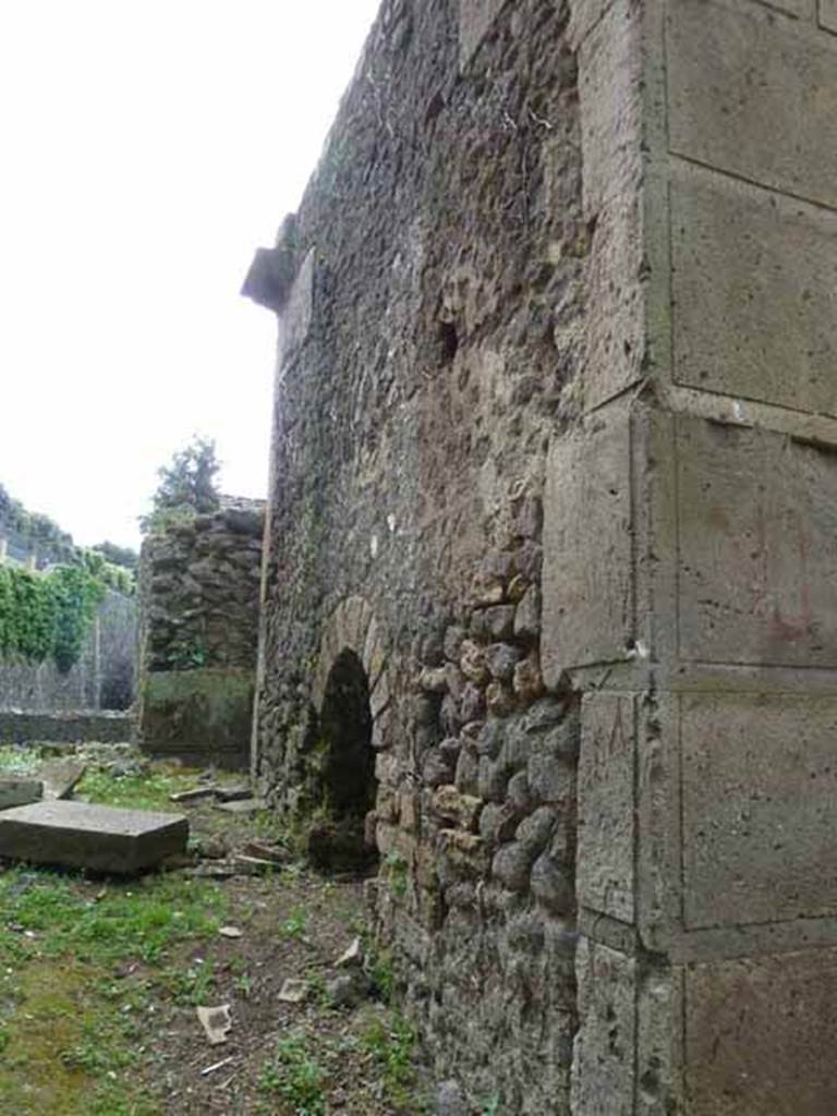Pompeii Porta Nocera. Tomb 17OS. May 2010. Rear south side, looking west.