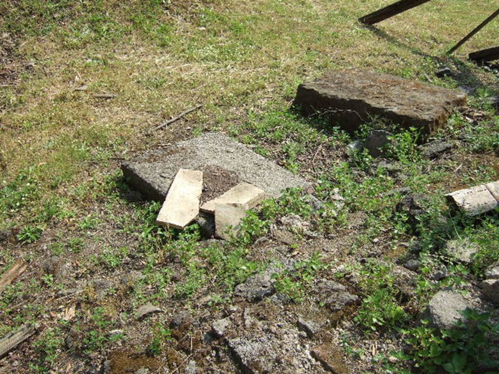 Pompeii Porta Nocera Tomb 19OS. Area at rear of tomb. May 2006. A columella was found towards the rear and outside the tomb.  It had no inscription and the tomb could not be identified.