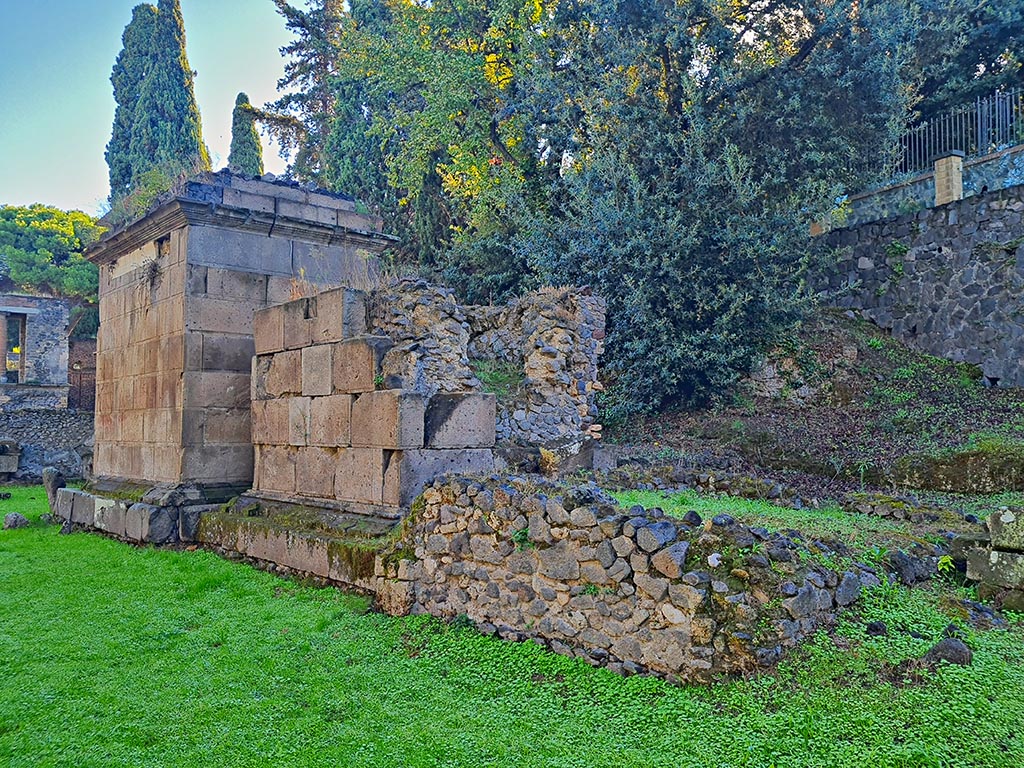 Pompeii Porta Nocera. October 2024. 
Looking east on Via delle Tombe, from Tomb 190S, in centre, with Tomb 190aOS, on right. Photo courtesy of Giuseppe Ciaramella.