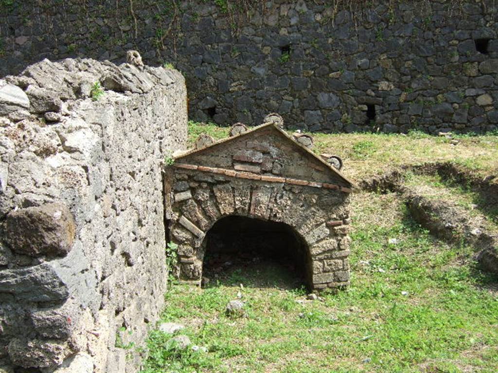 Pompeii Porta Nocera. Tomb 25aOS. May 2006. Tomb of Castricia Prisca. 
The tomb originally had painted cherubs, birds and garlands on the front.
A plaque on the tomb had the inscription
CASTRICIA G(aiae) LIB(ertae)
PRISCAE VIXIT ANNIS
XXV HIC SITA EST.
SAP inventory number 21003.
Inside at the centre of the back wall was a columella with the inscription
CASTRICIA G(aiae) 
L(iberta) PRISCA
VIX(it) ANN(is) XXV H(ic) S(ita) E(st).
