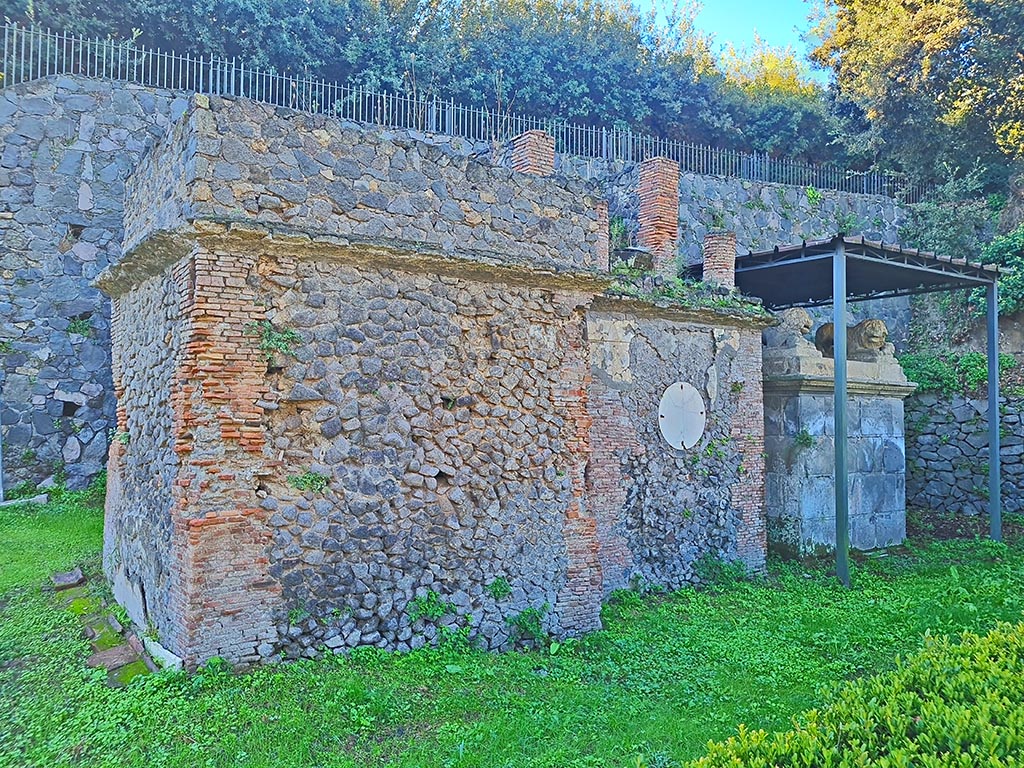 Pompeii Porta Nocera. October 2024. 
Tombs 27OS, on left, Tomb 29OS, in centre, and 31OS, on right. Photo courtesy of Giuseppe Ciaramella.