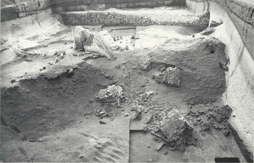 Pompeii Porta Sarno Necropolis. 1998. Necropoli romana presso via Nolana. Area dello scavo. 
Roman necropolis near via Nolana. Area of excavations.
See D'Ambrosio A. Scavi e Scoperte nel suburbio di Pompei. Rivista di studi Pompeiani IX, 1998, p. 197, fig. 1.