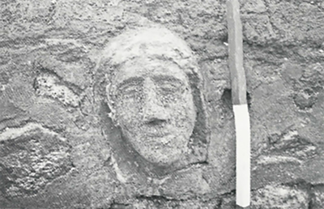 Pompeii Porta Sarno Necropolis. 1998. Necropoli romana presso via Nolana. Testa in tufo di statua funeraria. 
Roman necropolis near via Nolana. Tufa head of funerary statue.
See D'Ambrosio A. Scavi e Scoperte nel suburbio di Pompei. Rivista di studi Pompeiani IX, 1998, p. 198, fig. 3.