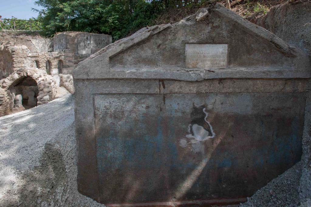 Porta Sarno la tomba di Marcus Venerius Secundio. August 2021. Front of tomb with inscribed commemorative plaque.
The tomb structure, which dates to the final decades in the life of the city, consists of a masonry enclosure, with traces of paint preserved on the façade.
It is possible to distinguish green plants on a blue background.
Frontone della tomba con lastra marmorea con iscrizione commemorativa.
La struttura sepolcrale, risalente agli ultimi decenni di vita della città, è costituita da un recinto in muratura, sulla cui facciata si conservano tracce di pittura.
Si intravedono piante verdi su sfondo blu.
Photograph © Parco Archeologico di Pompei.