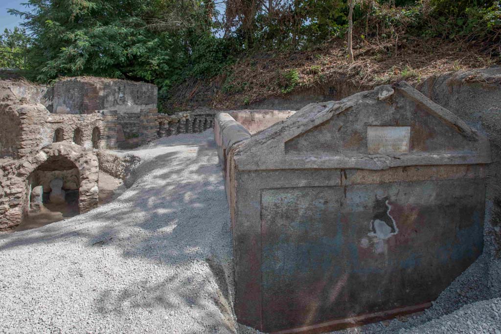 Porta Sarno la tomba di Marcus Venerius Secundio. August 2021. Looking past the front of the tomb to small arched tomb with two cippi.
Guardando oltre la parte anteriore della tomba fino alla piccola tomba ad arco con due cippi. 
Photograph © Parco Archeologico di Pompei.