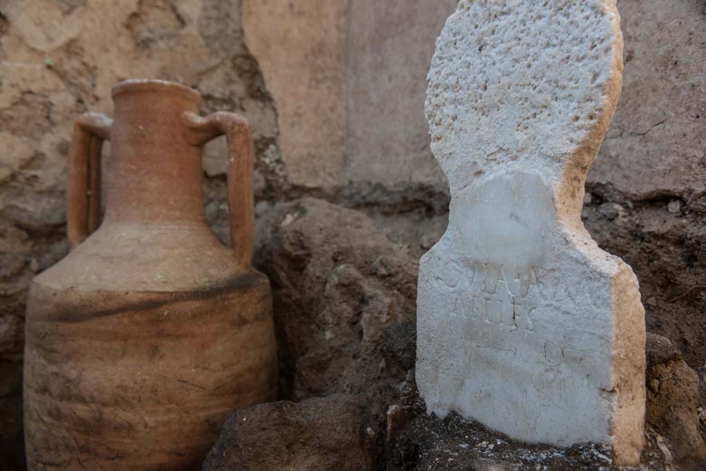 Porta Sarno la tomba di Marcus Venerius Secundio. Tomb of Novia Amabiles. August 2021. Marble cippus with amphora.
La tomba di Novia Amabilis. Cippo di marmo con anfora.
Photograph © Parco Archeologico di Pompei.