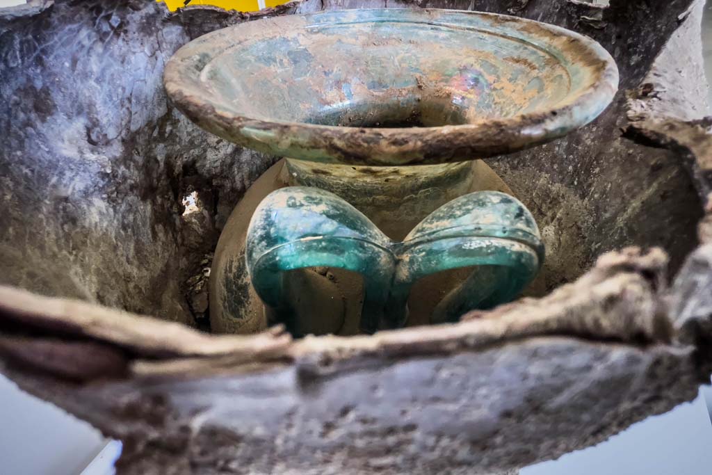 Porta Sarno la tomba di Marcus Venerius Secundio. Tomb of Novia Amabilis. August 2021. 
Beautiful glass container belonging to a woman by the name of Novia Amabilis.
La tomba di Novia Amabilis. 
Un bellissimo contenitore in vetro appartenente a una donna di nome Novia Amabilis.
Photograph © Parco Archeologico di Pompei.