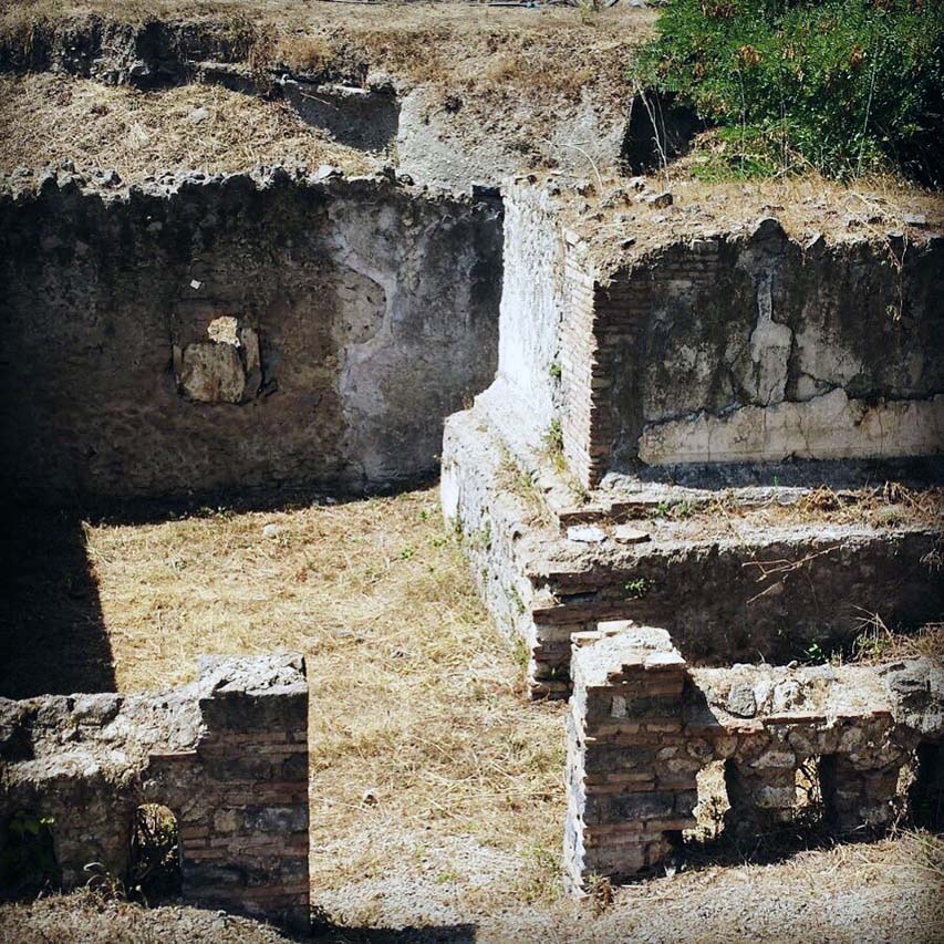 Pompeii Porta Sarno Necropolis. 2018. Podium tomb A. Funerary site with a monument on podium and enclosure.
The enclosure has its entrance on the south side which has a wall perforated by a series of small arches.
Photo courtesy Necropolis of Porta Sarno Research Project.
