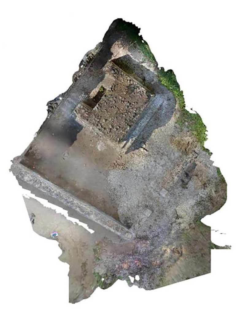 Pompeii Porta Sarno Necropolis. 2017. Podium tomb A. Funerary site with a monument on podium and enclosure. View from above.
Area D is to the east (right) of the entrance.
See FastiOnline Necropoli di Porta Sarno 2018 Use subject to CC BY-SA 4.0