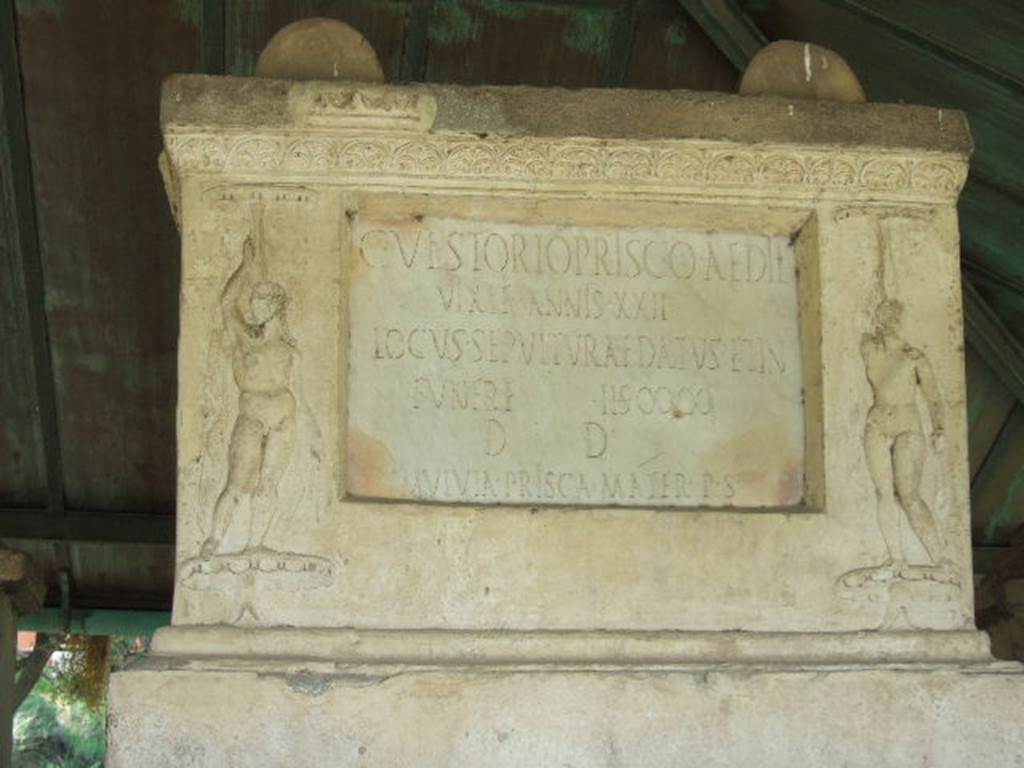 VGJ Pompeii. May 2006. East side of inner tomb with inscription to Gaius Vestorius Priscus who only lived to the age of 22 years.