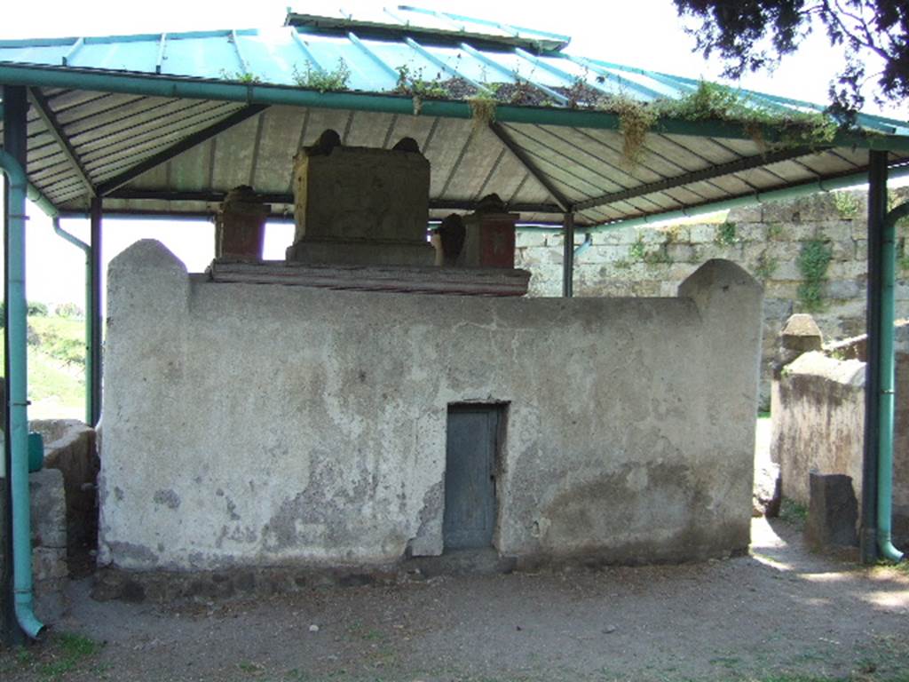 VGJ Pompeii. May 2006. Exterior west wall with doorway at rear.