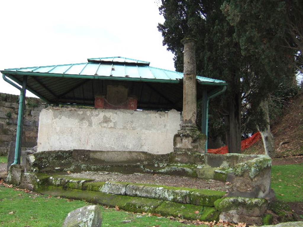 VGK Pompeii. December 2005. Tomb of Arellia Tertulla, daughter of Numerius and wife of Veius Fronto.
The schola tomb has a lion’s paw or claw at each end. 
In the centre was a plinth which had two marble plaques.